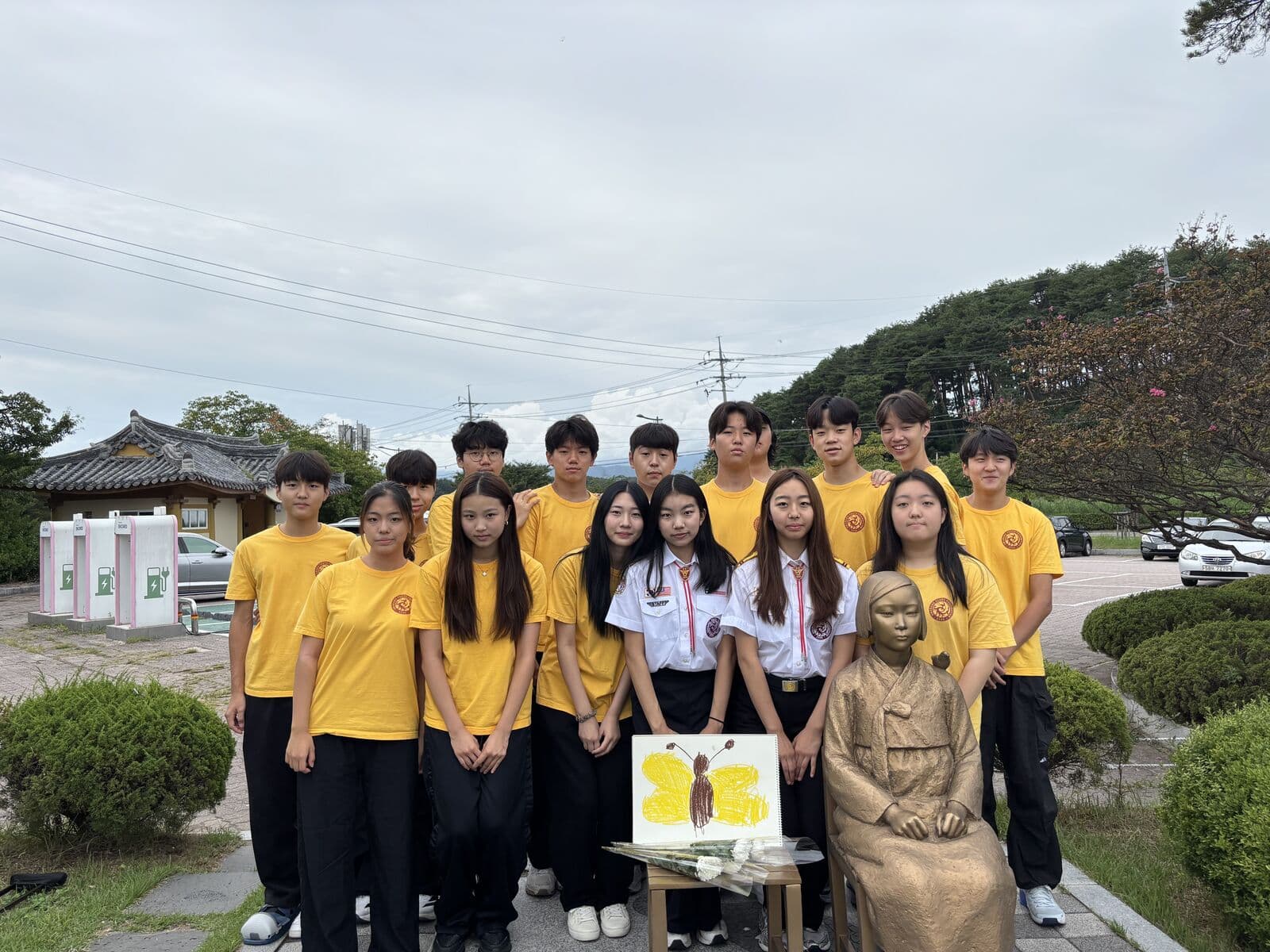 평화의 소녀상 앞에 모인 화랑 단원들