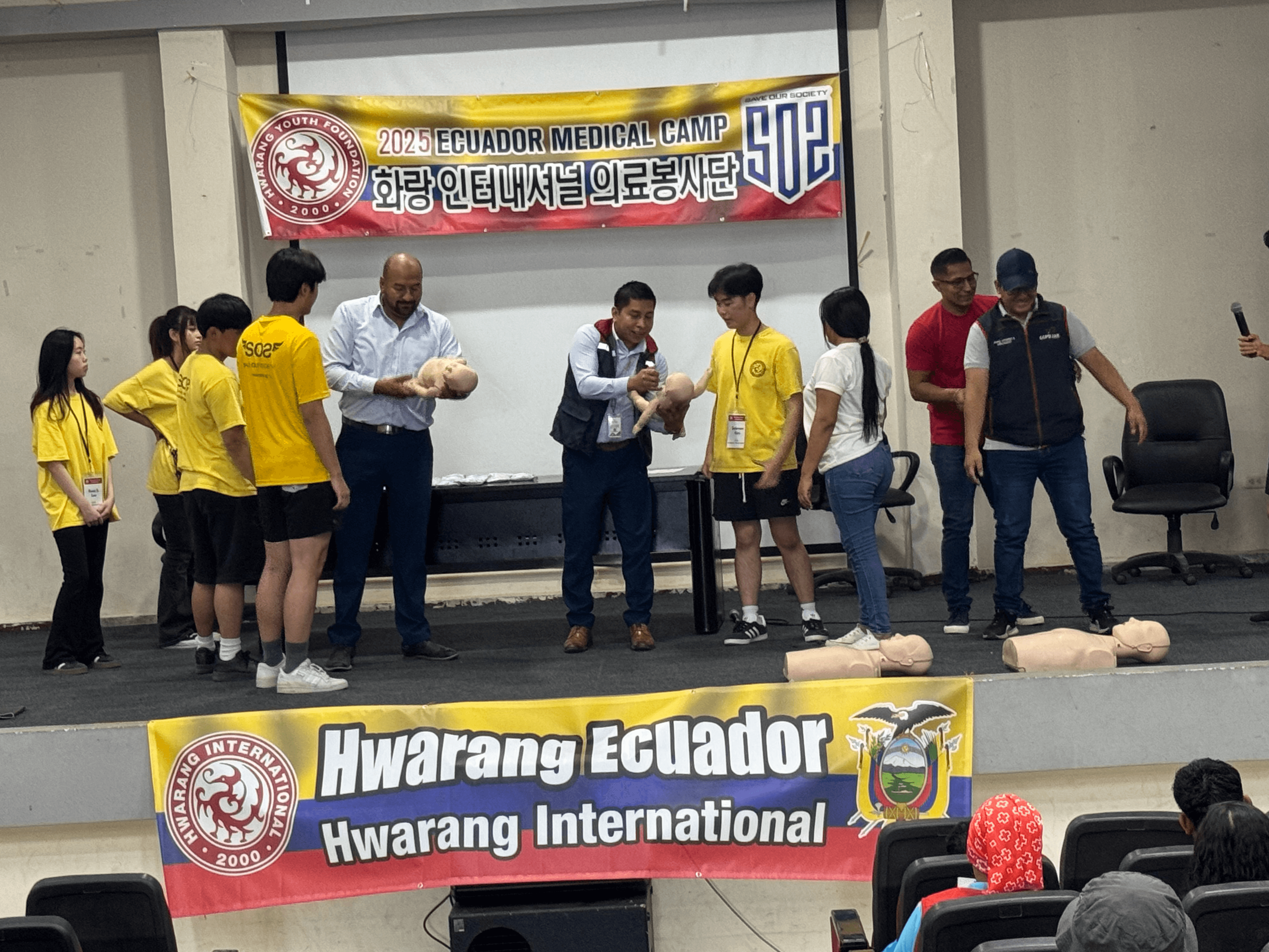 Award ceremony with speakers and attendees at an educational event